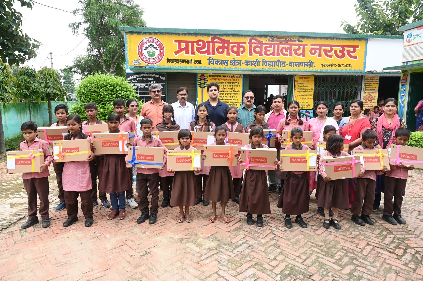 Students of Prathmik Vidyalay, Narur at the Project Gyan inauguration